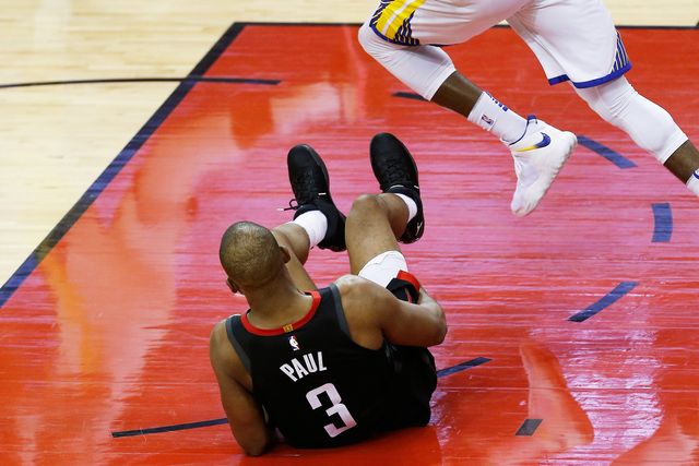 The moment Paul suffered an injury against Golden State on May 24, 2018 (©Bob Levey/Getty Images)